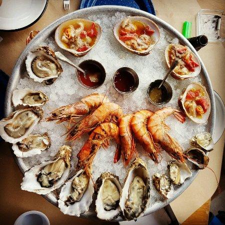 La Docena Oyster Bar & Grill